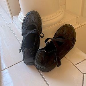 Girls dress shoes. Black. Mary Jane style. Rubber sole. Cute & comfortable.